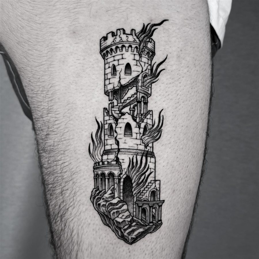 Tatuaje castillo medieval grabado por Darkartchemist, Fuego y Espino Gijón