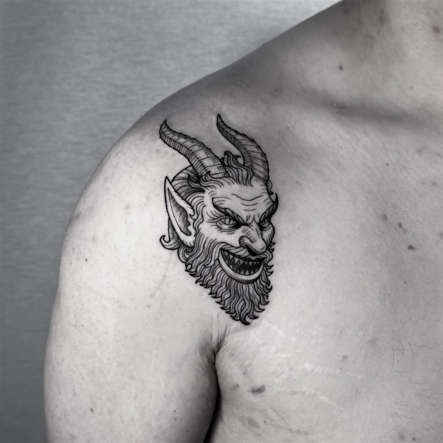 Tatuaje figura oscura blackwork por Darkartchemist en Gijón