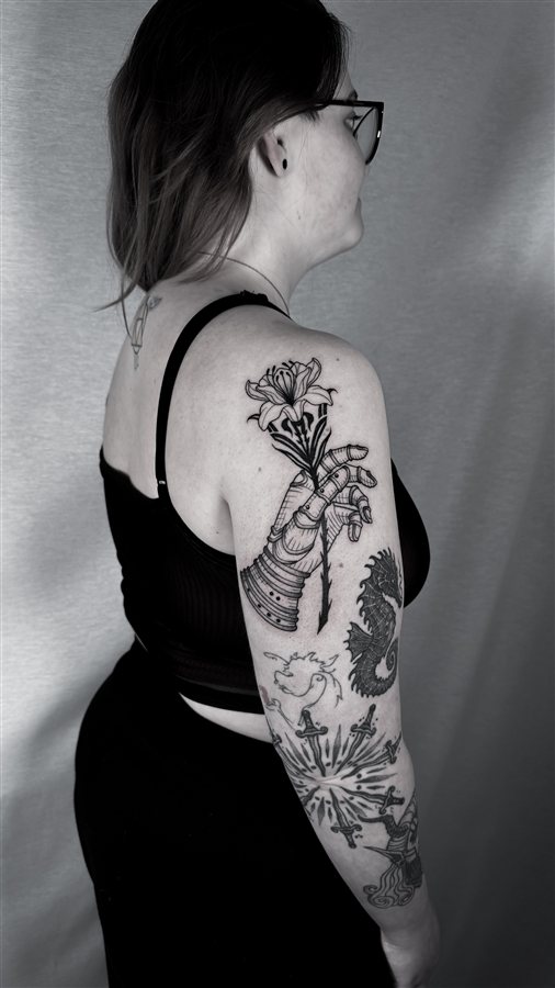 Tatuaje floral blackwork por Darkartchemist en Gijón