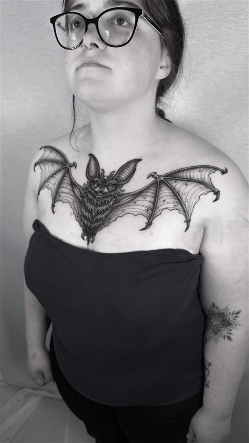 Tatuaje murciélago gótico blackwork por Darkartchemist Gijón