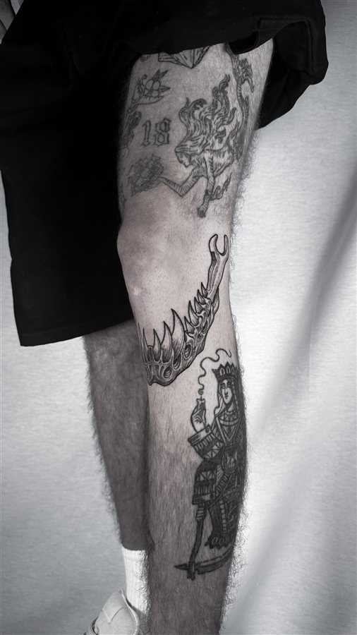 Tatuaje en pierna blackwork por Darkartchemist en Gijón Asturias