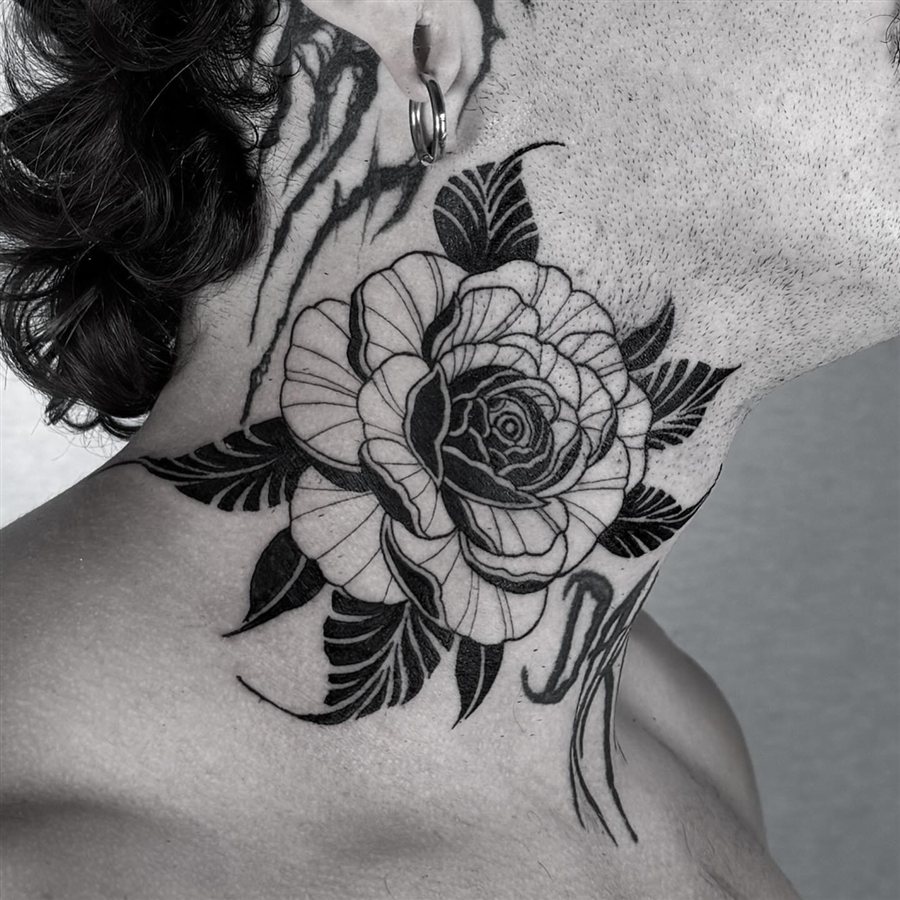 Tatuaje de rosa en blackwork por Darkartchemist en Gijón Asturias