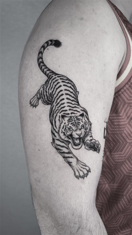 Tatuaje de tigre en blackwork por Darkartchemist, Gijón