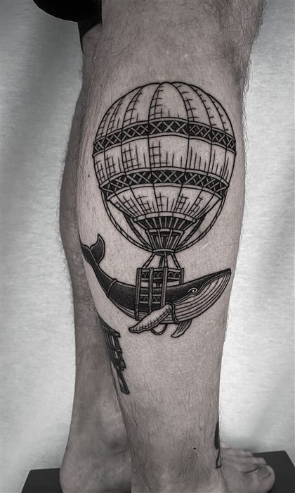 Tatuaje blackwork vertical por Darkartchemist, estudio Gijón