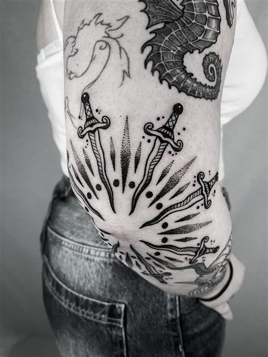 Tatuaje panorámico blackwork por Darkartchemist en Gijón Asturias
