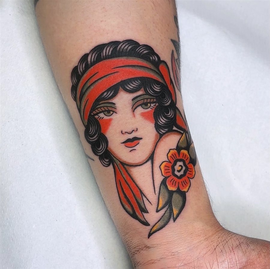 Tatuaje bold lines estilo tradicional por Laubego, estudio Gijón
